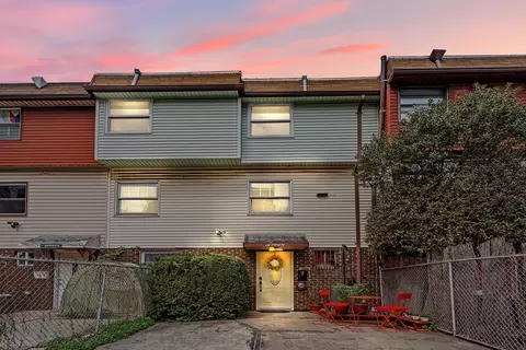 7 Saddlewood Ct, Jersey City, NJ 07302