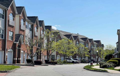 40 Lyon Ct, Jersey City, NJ 07305