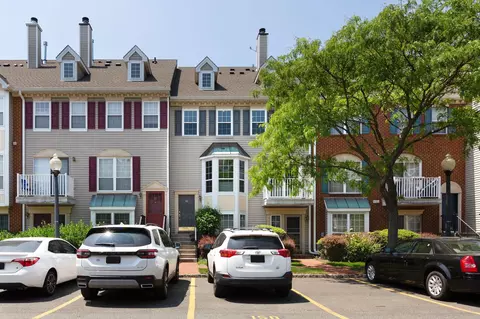 28 Dogwood St, Jersey City, NJ 07305