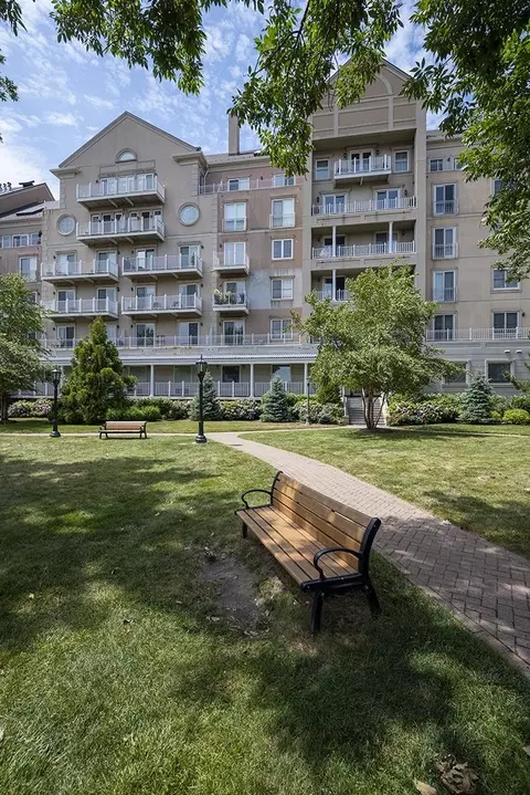 101 Shearwater Ct E #21, Jersey City, NJ 07305