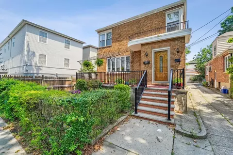 139 W 53rd St, Bayonne, NJ 07002