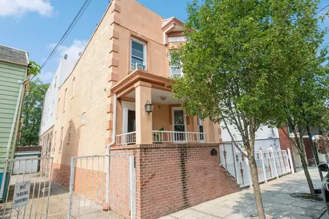 325 12th St, Union City, NJ 07087