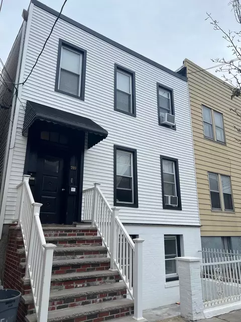 709 8th St, Union City, NJ 07087