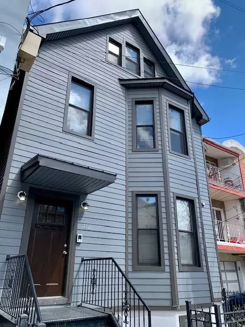 712 25th St #2, Union City, NJ 07087