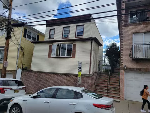 323 71st St, Guttenberg, NJ 07093