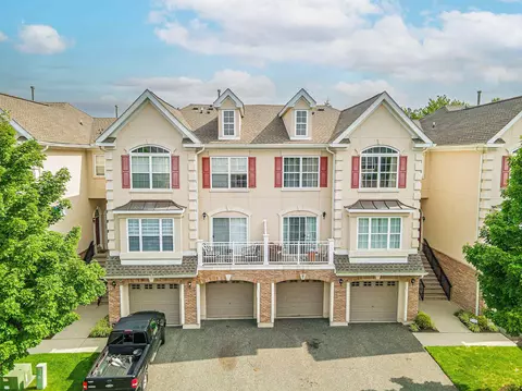 159 Blue Heron Dr, Secaucus, NJ 07094