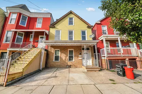 412 11th St, Union City, NJ 07087