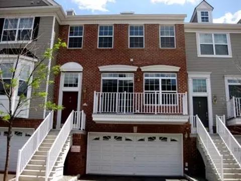 4 Swan Ct #TH, Jersey City, NJ 07305