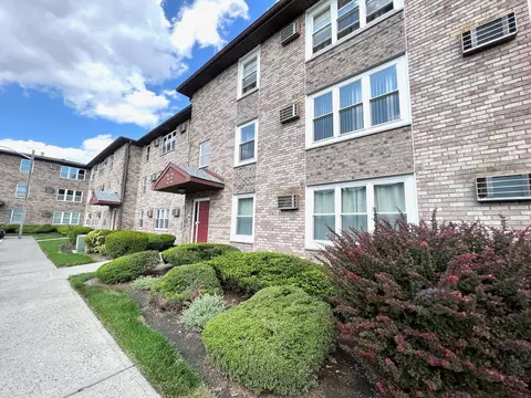 99 Riverview Ct, Secaucus, NJ 07094