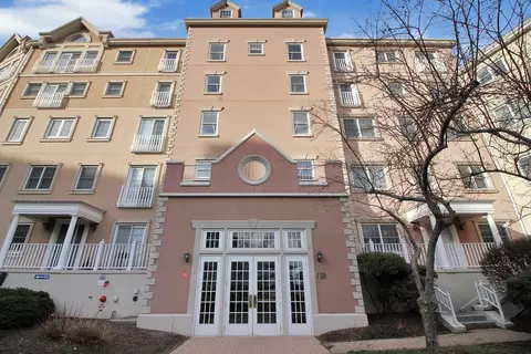 110 Shearwater Ct E #51, Jersey City, NJ 07305