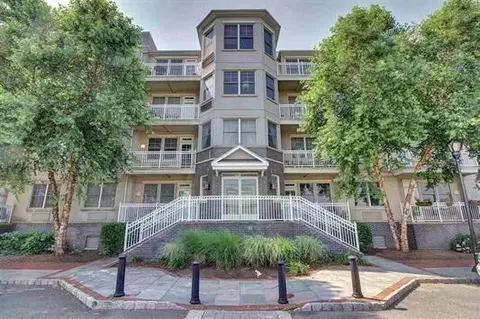 15 Enterprise Ct #404, Jersey City, NJ 07305