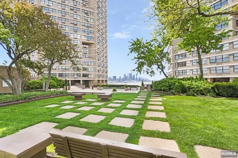 7000 Blvd E #30D, West New York, NJ 07093