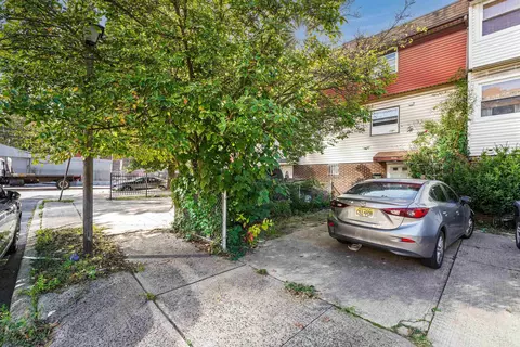 3 Laurel Ct, Jersey City, NJ 07302