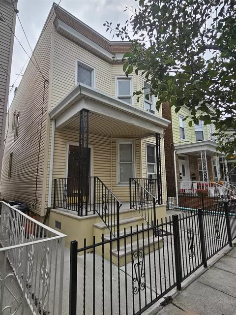 717 27th St, Union City, NJ 07087