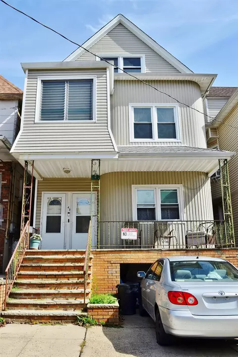 45 W 42nd St, Bayonne, NJ 07002