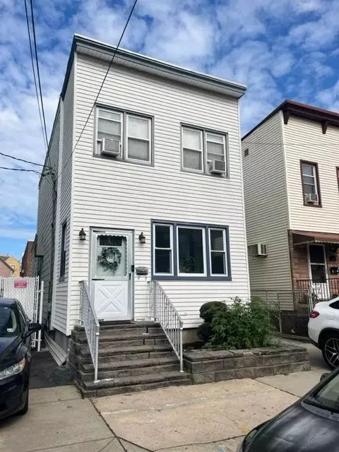 33 W 12th St, Bayonne, NJ 07002