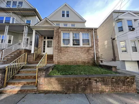 138 W 28th St, Bayonne, NJ 07002