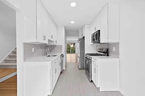 140 Panorama Dr, Edgewater, NJ 07020