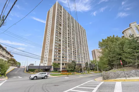 250 Gorge Dr, Cliffside Park, NJ 07010