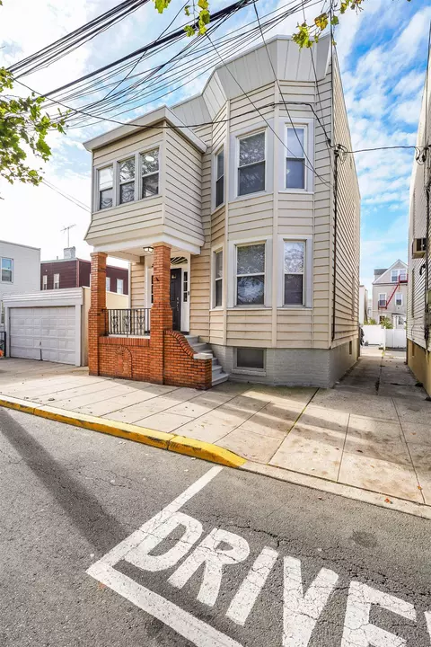 901 20th St, Union City, NJ 07087