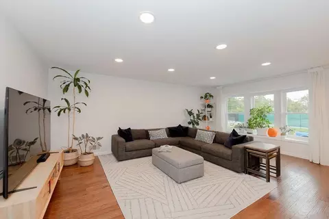121 W 42nd St, Bayonne, NJ 07002