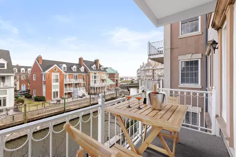 201 Shearwater Ct W #21, Jersey City, NJ 07305