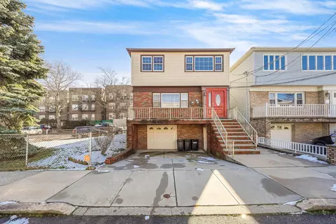 2 East Ct, Bayonne, NJ 07002