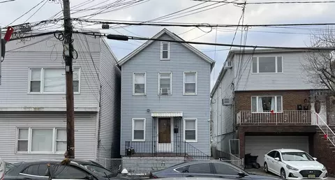 20 Cottage St, Bayonne, NJ 07002
