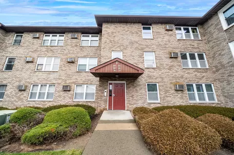 76 Riverview Ct, Secaucus, NJ 07094