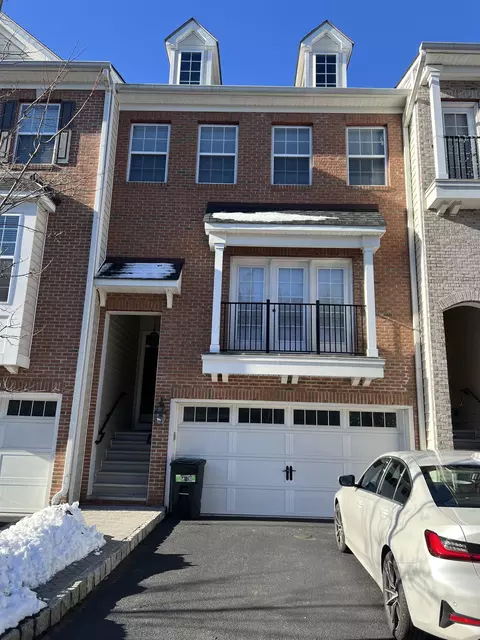 21 Creekside Ct, Secaucus, NJ 07094