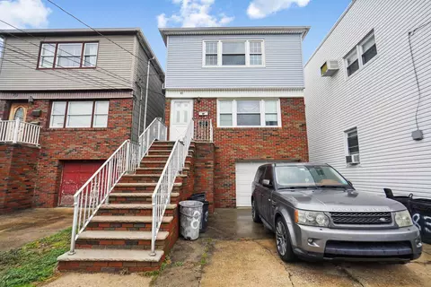 81 Cottage St, Bayonne, NJ 07002