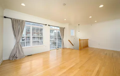 22 Swan Ct, Jersey City, NJ 07305