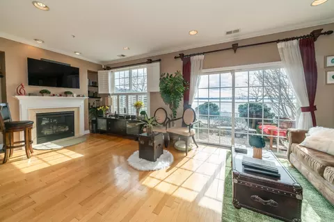 38 Tottenham Ct, Jersey City, NJ 07305
