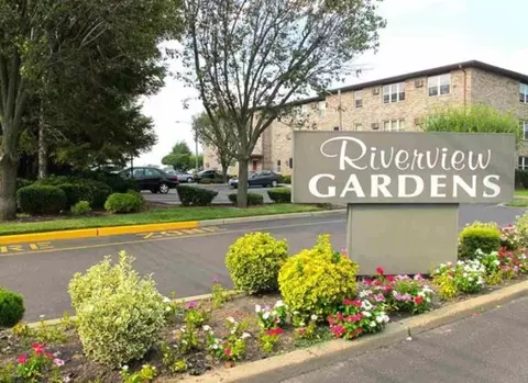 32 Riverview Ct, Secaucus, NJ 07094