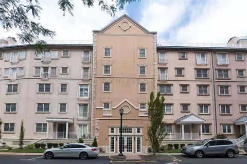 203 Shearwater Ct W #33, Jersey City, NJ 07305