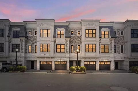 29 Marquis Ct, Edgewater, NJ 07020