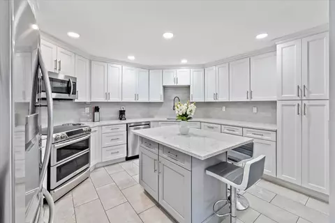 212 Harmon Cove Tower #212, Secaucus, NJ 07094
