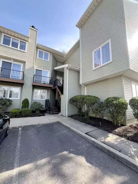 700 10th St #4, Secaucus, NJ 07094