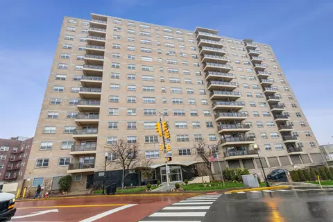 7100 Blvd E #2E, Guttenberg, NJ 07093