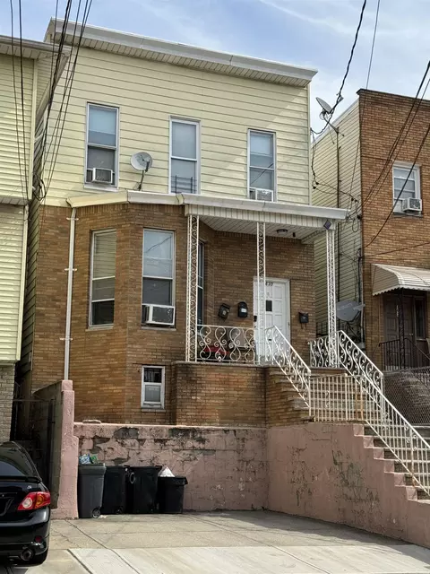 630 12th St, Union City, NJ 07087