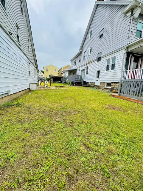 129 W 44th St, Bayonne, NJ 07002