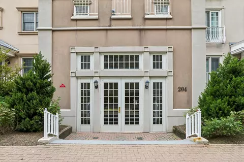 204 Shearwater Ct W #21, Jersey City, NJ 07305