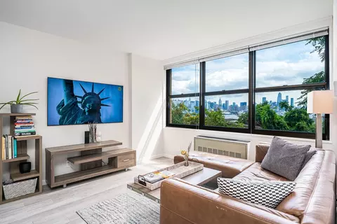 7000 Blvd E #10D, Guttenberg, NJ 07093