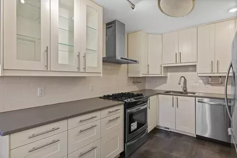 547 Sanderling Ct, Secaucus, NJ 07094