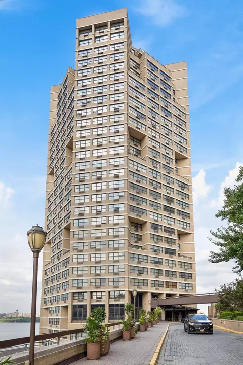 7004 Blvd E #16M, Guttenberg, NJ 07093