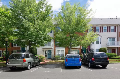 4 Crabapple Ct, Jersey City, NJ 07305