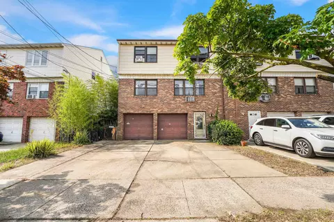 84 Oak St, Bayonne, NJ 07002