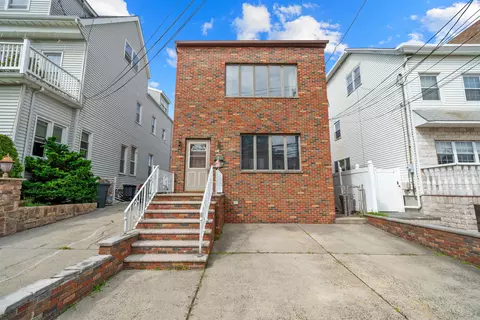 21 W 51st St, Bayonne, NJ 07002