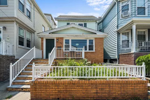 88 W 9th St, Bayonne, NJ 07002