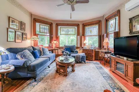 Living - 215 Walnut Ave, Beverly, NJ 08010 photo 2 of 3